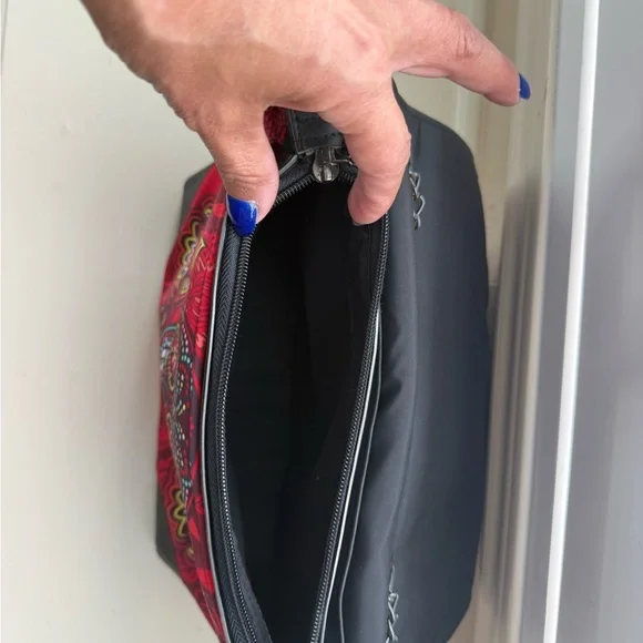 Vibrant Red and Black Skull Design Clutch - Picture 3 of 3